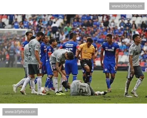 足球场上的激情碰撞与技术对决展现了运动员们非凡的竞技水平与团队合作精神